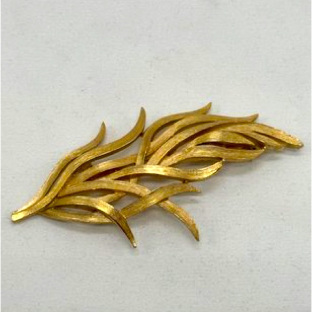 Vintage TRIFARI Crown Goldtone Polished LEAF Shape Pin Brooch